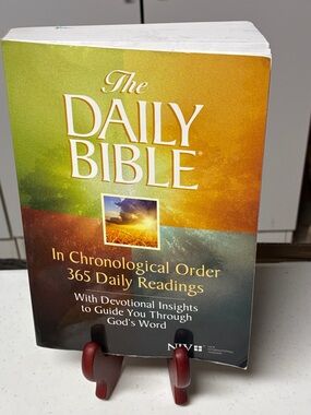 The Daily Bible NIV Chronological Order 365 Daily Readings Devotional Soft Cover